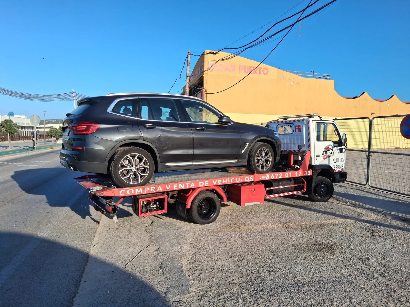SUV sobre plataforma de grúa